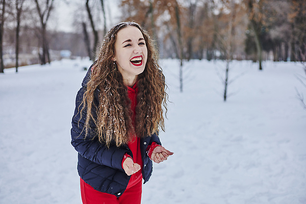 포토 JPG 해외이미지 백인 라이프스타일 커플 여자 남자 행복 겨울 가족 관계 자연 휴가 함께함 사랑 사람 성인 야외 두명 뷰티 기쁨 추위 흰색 숲 해외202309 해외포토 서양인 계절 감정 컬러 컨셉 생활 생태계 파일형식
