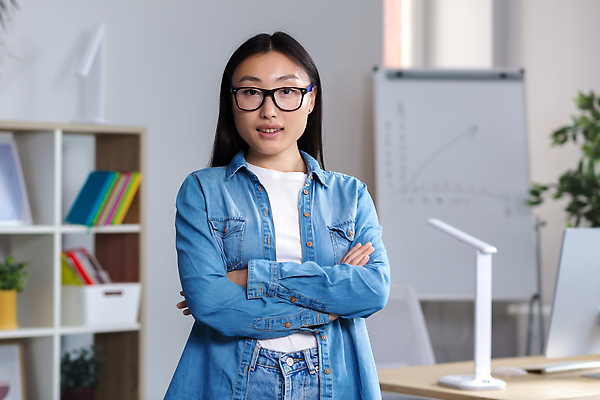 포토 JPG 해외이미지 응시 여자 안경 의자 책장 한명 서기 상반신 성인 앞모습 사무실 팔짱 스마트 책상 성인여자한명만 해외202309 해외포토 1 시선 잡화 뷰포인트 가구 컨셉 비즈니스 모션 사람 여자한명만 성인여자만 파일형식