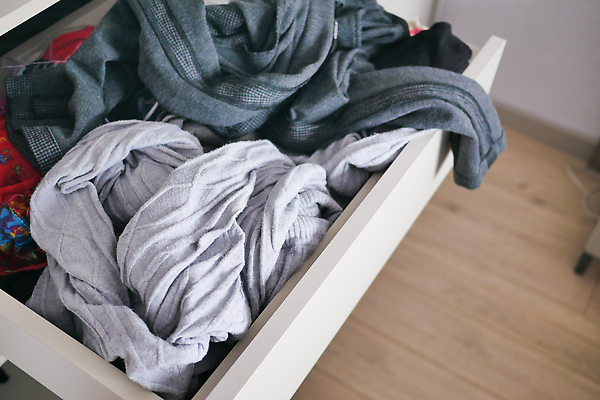 포토 JPG 해외이미지 옷 여자 주택 실내 따뜻함 사람없음 내부 쇼핑 노란색 쌓기 조직 선택 빨래 편안함 수집 스웨터 짜임 분류 스타일 많음 해외202309 해외포토 컬러 컨셉 상의 가사 모션 사람 건물 감각 파일형식