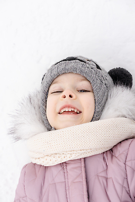 포토 JPG 해외이미지 백인 모자 라이프스타일 계절 행복 얼굴 어린이 크리스마스 겨울 가족 자연 놀이 휴가 한명 미소 웃음 사람 야외 걷기 냉동 얼음 목도리 기쁨 추위 흰색 12월 니트 1월 손모아장갑 해외202309 해외포토 자연요소 서양인 1 잡화 기념일 감정 컬러 장갑 상의 관계 모션 표정 생활 신체부위 날짜 생태계 파일형식