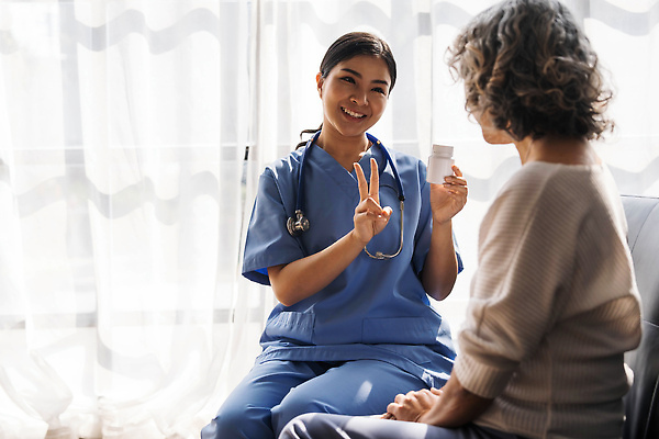 포토 JPG 해외이미지 여자 노년 할머니 청진기 건강 병원 앉기 상반신 성인 두명 옆모습 치료 소파 약 마주보기 환자 의사 도움 커튼 약병 검사_조사 브이 돌봄 여자만 해외202309 해외포토 뷰포인트 컨셉 의자 의학 의료기기 모션 사람 손짓 의료진 병_담는 파일형식