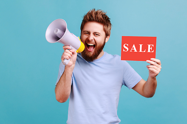 포토 JPG 해외이미지 알파벳 남자 한명 들기 상반신 성인 앞모습 파란색 세일 확성기 팻말 절약 성인남자한명만 해외202309 해외포토 1 영어 뷰포인트 컬러 컨셉 모션 프레임 사람 남자한명만 성인남자만 파일형식