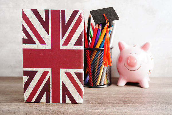 포토 JPG 해외이미지 모자 학생 영어 교육 과학 컨셉 인터넷 비즈니스 졸업 교실 학교 성공 수업 모바일 영국 사람없음 책 스마트폰 스터디 컴퓨터 세트 세계 연필 펜 지구본 디지털 스크린 쪽지 정보 업무 도서관 졸업장 강의 대학교 사전 온라인 캡모자 해외202309 해외포토 문자 모자_잡화 잡화 유럽 학용품 전자제품 핸드폰 스마트기기 학습 필기구 작업 파일형식