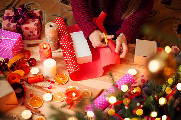 포토 JPG 해외이미지 나무 라이프스타일 손 여자 행복 리본 종이 백그라운드 컨셉 크리스마스 겨울 오렌지 탁자 휴가 새로움 새해 선물 사람없음 목재 장식 빨간색 빛 상자 크리스마스트리 축제 놀람 덮개 축하 황금 12월 자르기 연도 책상 활 팩 패키지 전나무 시나몬 핸드메이드 해외202309 해외포토 식물 계절 기념일 감정 컬러 가구 과일 재료 모션 표정 사람 생활 신체부위 화장품 뚜껑 날짜 파일형식