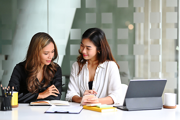 포토 JPG 해외이미지 여자 앉기 상반신 성인 두명 앞모습 태블릿 사무실 펜 공책 비즈니스우먼 스마트 책상 서류판 성인여자만 해외202309 해외포토 뷰포인트 가구 컨셉 비즈니스 모션 문구용품 사람 전자제품 스마트기기 필기구 사무용품 직장인 여자만 성인만 파일형식