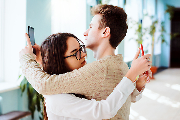 포토 JPG 해외이미지 백인 학생 라이프스타일 응시 여자 행복 인터넷 통신 학교 포옹 모바일 세포 기술 사람 두명 10대 친구 스마트폰 핸드폰 청춘 유행 디지털 우정 관찰 그룹 메시지 연결 전화기 대학교 온라인 중독 문자메시지 채팅 밀레니얼 해외202309 해외포토 서양인 시선 교육 감정 컨셉 관계 안기 모션 청소년 생활 경제 전자제품 스마트기기 파일형식