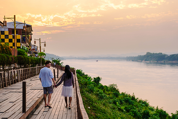 포토 JPG 해외이미지 전통 라이프스타일 커플 여자 남자 아시아 문화 도로 여행 건축양식 태국 휴가 휴식 거리 주택 사람 야외 두명 목재 강 뷰티 여행객 마을 수확 도시 시장 저녁 지역 커뮤니티 타운 구시가지 메콩강 옛날 인기 해외202309 해외포토 나무 건축 나라 길 컨셉 농업 재료 관계 교통시설 건물 생활 밤 야간 파일형식