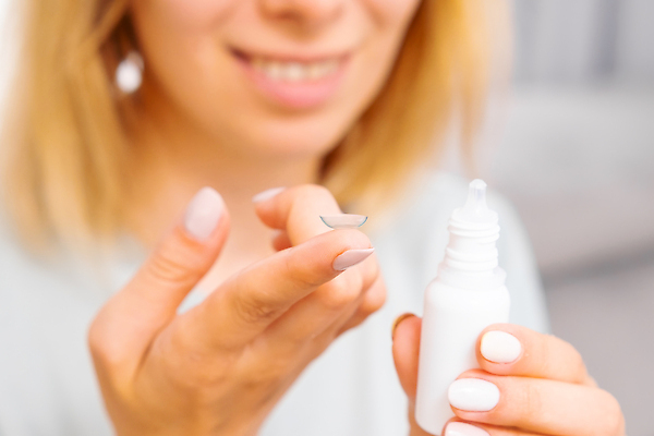 포토 JPG 해외이미지 손가락 건조 병원 한명 약 짜증 수비 떨어짐 안과 보습 수분크림 살균 해외202309 해외포토 1 손 감정 컨셉 의학 모션 사람 화장품 파일형식