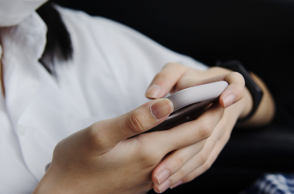 포토 JPG 해외이미지 여자 지도 인터넷 비즈니스 통신 교통시설 자동차 모바일 세포 사람 사람없음 스마트폰 핸드폰 스크린 터치 정보 잡기 네트워크 메시지 이메일 어플리케이션 연결 사이버 무선전화기 전화기 스마트 확인 전자 부름 네비게이션 멀티미디어 GPS 계기판 터치스크린 해외202309 해외포토 육상교통 교통 컨셉 모션 전자제품 스마트기기 시설 파일형식