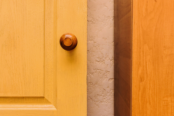 포토 JPG 해외이미지 손 디자인 여자 백그라운드 컨셉 패턴 벽지 호텔 열쇠 출입구 주택 프레임 손잡이 안전 사람 사람없음 야외 내부 목재 빛 문 금속 방 덮개 흰색 오픈 황금 닫기 보호 널 입장 묘사 시작 잠금 보안 열쇠구멍 문고리 고립 철강 스타일 해외202309 해외포토 나무 컬러 무늬 재료 모션 재질 숙소 건물 신체부위 뚜껑 파일형식