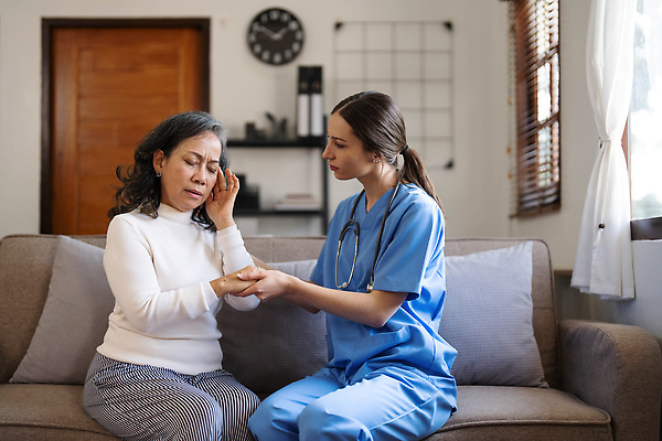 포토 JPG 해외이미지 여자 노년 할머니 시계 쿠션 창문 청진기 책장 건강 병원 앉기 상반신 성인 두명 옆모습 치료 소파 마주보기 손잡기 기댐 환자 의사 도움 괴로움 검사_조사 두통 돌봄 여자만 해외202309 해외포토 감정 뷰포인트 가구 컨셉 의자 의학 의료기기 모션 사람 의료진 질병 파일형식