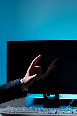 포토 JPG 해외이미지 스튜디오촬영 백인 직업 손 응시 여자 남자 컨셉 인터넷 비즈니스 통신 손가락 청소년 탁자 성공 커뮤니케이션 아이디어 실내 한명 앉기 정장 손짓 성인 사람없음 파란색 노트북 컴퓨터 사무실 모니터 가리킴 타이핑 키보드 작업 비즈니스맨 비즈니스우먼 전문직 책상 보여주기 프로그래머 카피스페이스 해외202309 해외포토 서양인 1 시선 옷 컬러 가구 모션 사람 내부 신체부위 전자제품 공백 직장인 파일형식