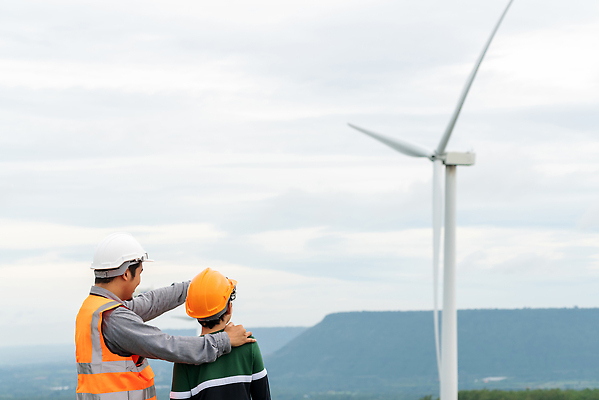 포토 JPG 해외이미지 남자 소년 상반신 성인 야외 두명 뒷모습 가리킴 엔지니어 안전모 풍력발전소 안전조끼 남자만 어깨에손 해외202309 해외포토 어린이 뷰포인트 모션 사람 손짓 발전소 기술자 풍력에너지 헬멧 안전장비 파일형식