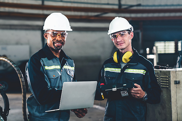 포토 JPG 해외이미지 응시 남자 산업 공장 노동자 고글 작업복 들기 상반신 성인 두명 노트북 헤드셋 기계 과학기술 작업 엔지니어 안전모 성인남자만 해외202309 해외포토 직업 시선 옷 음향기기 공업 모션 기술 사람 전자제품 헤드폰 기술자 헬멧 안전장비 남자만 성인만 파일형식
