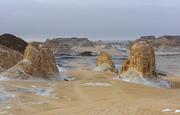포토 JPG 해외이미지 공원 모래 여행 자연 하늘 산 건조 이집트 풍경 사람없음 야외 모래사장 환경 사막 황무지 모래언덕 지역 멀리 흐림 내추럴 고립 절정 지질학 평야 수평선 비어있는 해외202309 해외포토 공공시설 교육 바다 아프리카 날씨 언덕 생태계 파일형식