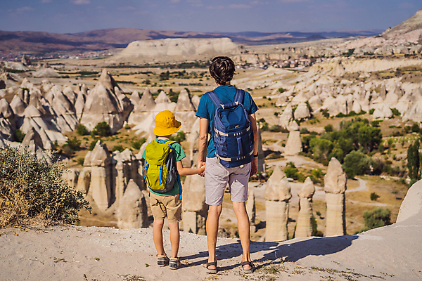 포토 JPG 해외이미지 전신 남자 어린이 여행 배낭 소년 성인 야외 두명 뒷모습 손잡기 기암괴석 튀르키예 해외202309 해외포토 아시아 뷰포인트 가방 모션 사람 바위_돌 파일형식
