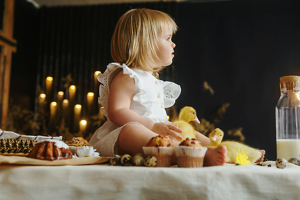 포토 JPG 해외이미지 전신 백인 여자 탁자 부활절 오리 한명 앉기 옆모습 만지기 아기 여자아기한명만 해외202309 해외포토 서양인 1 기념일 뷰포인트 가구 모션 조류 사람 여자한명만 여자아기만 파일형식