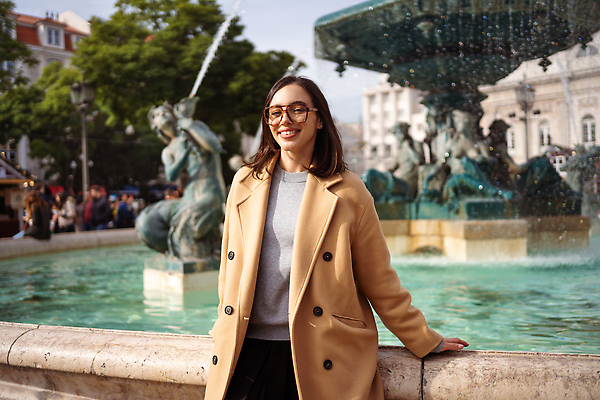 포토 JPG 해외이미지 백인 라이프스타일 응시 여자 행복 유럽 안경 여행 휴가 한명 사람 야외 여행객 봄 코트 도시 역사 포르투갈 분수 흥분 랜드마크 리스본 혼자 스타일 해외202309 해외포토 서양인 1 시선 잡화 계절 감정 나라 생활 외투 파일형식