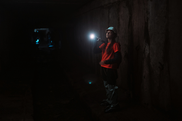 포토 JPG 해외이미지 직업 여자 산업 얼굴 건축양식 한명 안전 사람 성인 물 강 뷰티 탐험 도시 오염 엔지니어 터널 동굴 헬멧 위험 튜브 지하 배수구 깊이 수집가 지질학 폐수 하수 해외202309 해외포토 자연요소 1 교육 건축 길 컨셉 신체부위 환경오염 기술자 보호장비 파일형식
