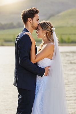 포토 JPG 해외이미지 부부 여자 남자 호수 웨딩드레스 결혼 산 키스 면사포 사랑 정장 상반신 성인 두명 옆모습 물 마주보기 눈감음 성인만 어깨에손 해외202309 해외포토 자연요소 커플 드레스 옷 감정 뷰포인트 모션 사람 이벤트 애정표현 결혼소품 파일형식