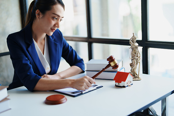 포토 JPG 해외이미지 서양인 여자 비즈니스 부동산 주택 한명 들기 상반신 성인 옆모습 책 모형 거래 중개인 계약 문서 의사봉 계약서 정의의여신상 성인여자한명만 해외202309 해외포토 외국인 직업 1 뷰포인트 모션 사람 건물 재산 여신상 여자한명만 성인여자만 파일형식