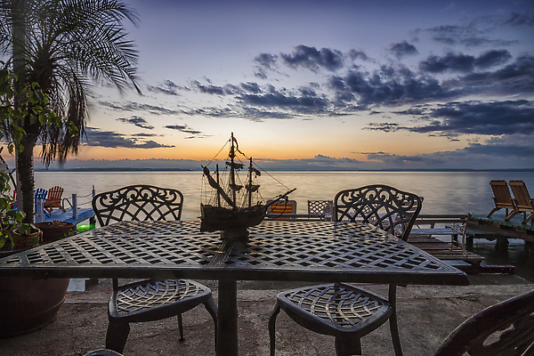 포토 JPG 해외이미지 음료 바다 여행 백그라운드 자연 하늘 휴가 휴식 손바닥 사람없음 야외 목재 장식 가로 물 빛 햇빛 태양 뷰티 일출 맑음 일몰 꿈 보트 휴양지 내추럴 이국적 파라다이스 수평선 정확 해외202309 해외포토 자연요소 나무 손 컨셉 배_교통 재료 날씨 노을 장소 생태계 파일형식