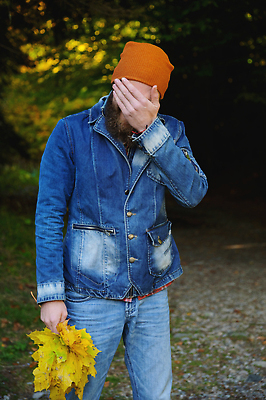 포토 JPG 해외이미지 나무 백인 모델 1 라이프스타일 손 공원 남자 감정 얼굴 셔츠 잎 수염 한명 사람 성인 고통 짜증 표현 황금 숲 시원함 혼자 스타일 해외202309 해외포토 서양인 식물 공공시설 상의 생활 신체부위 파일형식