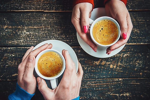 포토 JPG 해외이미지 손 커플 커피 백그라운드 잔 함께함 사랑 신체부위 잡기 컵받침 나무배경 해외202309 해외포토 식기 감정 음료 컨셉 관계 모션 사람 받침대 파일형식