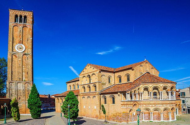 포토 JPG 해외이미지 전통 유럽 섬 여행 건축양식 하늘 벽돌 풍경 사람없음 야외 건물 도시풍경 산타클로스 교회 탑 이탈리아 산책로 종 도시 센터 역사 보행로 베네치아 모자이크 지역 마리아 타운 석호 랜드마크 비잔틴 옛날 해외202309 해외포토 건축물 건축 나라 종교 길 크리스마스 종교건축 제국 파일형식