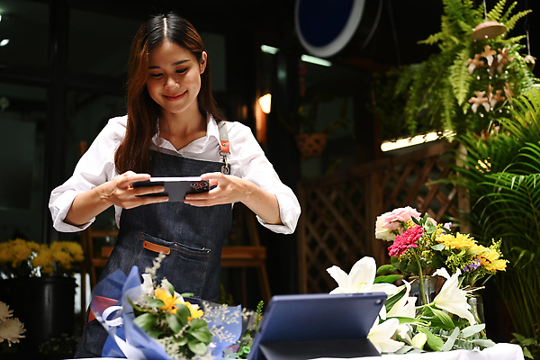 포토 JPG 해외이미지 여자 꽃다발 잎 한명 들기 동양인 상반신 성인 스마트폰 태블릿 사진촬영 꽃집 원예 성인여자한명만 해외202309 해외포토 식물 1 꽃 모션 사람 인종 취미 전자제품 핸드폰 스마트기기 상점 촬영 여자한명만 성인여자만 파일형식