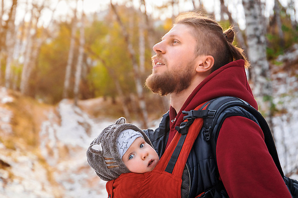 포토 JPG 해외이미지 백인 응시 남자 행복 아들 여행 겨울 안기 휴가 산 함께함 사랑 상반신 성인 야외 두명 옆모습 하이킹 육아 아기 아빠 남자만 아기띠 해외202309 해외포토 서양인 시선 계절 감정 뷰포인트 컨셉 가족 모션 레저 사람 아기용품 파일형식