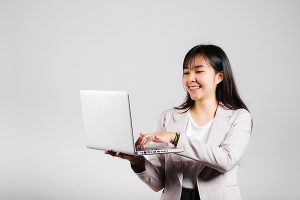 포토 JPG 해외이미지 학생 여자 행복 백그라운드 인터넷 비즈니스 태국 성공 실내 대화 한명 미소 사람 동양인 여름 노트북 컴퓨터 뷰티 유행 카메라 공책 웹 흰색 타이핑 잡기 업무 작업 비즈니스우먼 네트워크 이메일 흥분 온라인 고립 블로거 소셜 채팅 해외202309 해외포토 1 계절 감정 아시아 컬러 컨셉 모션 문구용품 표정 말하기 인종 내부 전자제품 직장인 파일형식