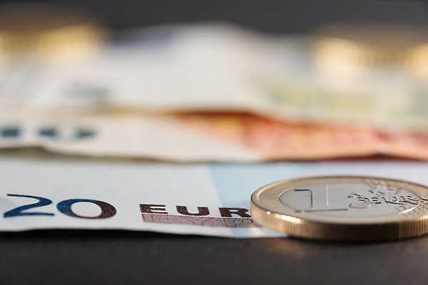 포토 JPG 해외이미지 유럽 종이 지폐 돈 안전 사람없음 빨간색 금융 경제 반사 쌓기 동전 저축 유로 10 변화 시장 재산 닫기 주식 투자 5 계산서 매각 위기 유럽연합 특징 해외202309 해외포토 나라 컬러 컨셉 비즈니스 모션 숫자 파일형식