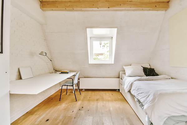 포토 JPG 해외이미지 가구 의자 창문 전등 실내 사람없음 내부 인테리어 침실 방 침대 책상 리빙 다락방 해외202309 해외포토 디자인 생활용품 조명 파일형식