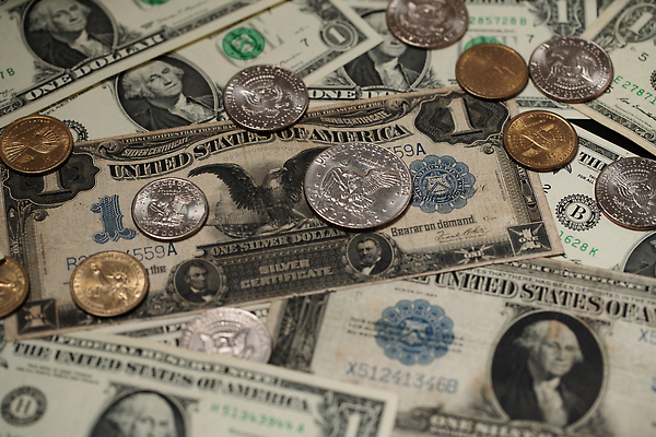 포토 JPG 해외이미지 1 종이 지폐 돈 사람없음 금융 경제 숫자 달러 동전 미국 저축 골동품 역사 시장 재산 황금 은색 주식 충돌 투자 상업 독수리 이익 계산서 빚 수입 우울증 위기 증명서 해외202309 해외포토 문자 컬러 북아메리카 비즈니스 조류 질병 파일형식