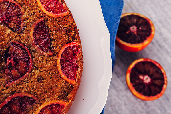 포토 JPG 해외이미지 접시 음식 조각 백그라운드 오렌지 과일 탁자 디저트 귤 주택 요리 사람없음 장식 뷰티 갈색 노란색 케이크 초콜릿 어둠 빵집 흰색 신선 달콤 맛 설탕 굽기 페스츄리 핸드메이드 맛있는 해외202309 해외포토 식기 빵 컬러 가구 컨셉 건물 상점 구이 파일형식