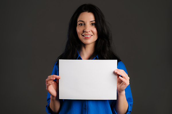 포토 JPG 해외이미지 백인 모델 학생 손 응시 여자 종이 청소년 성공 갈색머리 한명 사람 성인 파란색 운동 뷰티 우주 쪽지 공백 전시 흰색 잡기 비즈니스우먼 발표 메시지 자르기 사인 긍정 보여주기 시트 경영 고립 카피스페이스 비어있는 해외202309 해외포토 서양인 1 헤어스타일 시선 컬러 컨셉 비즈니스 모션 건강 신체부위 직장인 파일형식