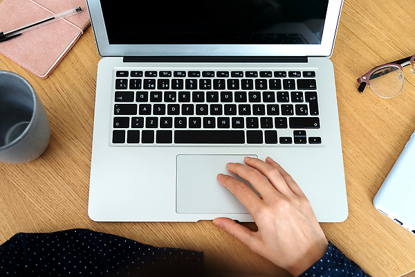 포토 JPG 해외이미지 주간 직업 라이프스타일 손 여자 안경 백그라운드 인터넷 비즈니스 통신 손가락 주택 직장 실내 관리 사람 사람없음 노트북 스마트폰 스터디 컴퓨터 하이앵글 사무실 공책 웹 타이핑 키보드 업무 작업 비즈니스우먼 작업실 이메일 닫기 연결 무선전화기 책상 온라인 블러 블로거 코딩 해외202309 해외포토 자연요소 잡화 뷰포인트 가구 회사 모션 문구용품 내부 건물 생활 신체부위 전자제품 핸드폰 스마트기기 학습 직장인 전화기 컴퓨터교육 파일형식