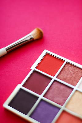 포토 JPG 해외이미지 사람없음 화장품 화려 팔레트 오브젝트 눈화장 아이섀도 메이크업브러쉬 섀도우팔레트 분홍색배경 해외포토 분홍색 백그라운드 컨셉 화장 뷰티 붓 파일형식