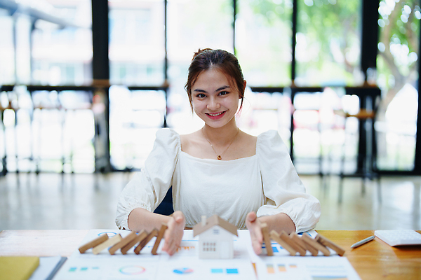 포토 JPG 해외이미지 여자 비즈니스 부동산 주택 한명 동양인 상반신 성인 앞모습 모형 거래 계산기 중개인 보여주기 도미노 성인여자한명만 해외202309 해외포토 직업 1 뷰포인트 모션 문구용품 사람 인종 건물 장비 재산 여자한명만 성인여자만 파일형식