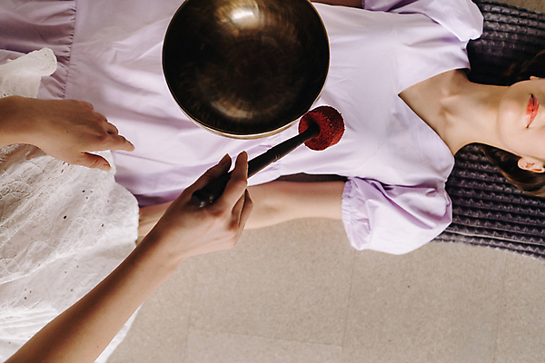 포토 JPG 해외이미지 손 여자 휴식 한명 들기 상반신 성인 앞모습 신체부위 눕기 고요 명상 성인여자한명만 싱잉볼 차분 해외202309 해외포토 1 뷰포인트 컨셉 모션 사람 불교용품 여자한명만 성인여자만 파일형식