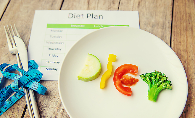 포토 JPG 해외이미지 접시 종이 포크 다이어트 파프리카 줄자 사람없음 아웃포커스 건강관리 나이프 계획표 브로콜리 나무배경 해외202309 해외포토 식기 백그라운드 채소 촬영기법 자 건강 관리 칼 계획 파일형식