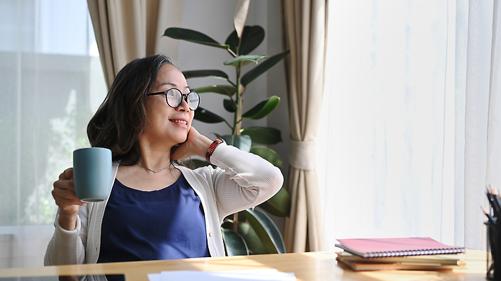 포토 JPG 해외이미지 식물 여자 종이 중년 그림자 한명 들기 동양인 상반신 책 독서 햇빛 쌓기 머그컵 커튼 창가 연필꽂이 스프링노트 중년여자한명만 안경낌 해외202309 해외포토 1 안경 창문 모션 문구용품 사람 인종 성인 컵 태양 공책 여자한명만 중년여자만 파일형식