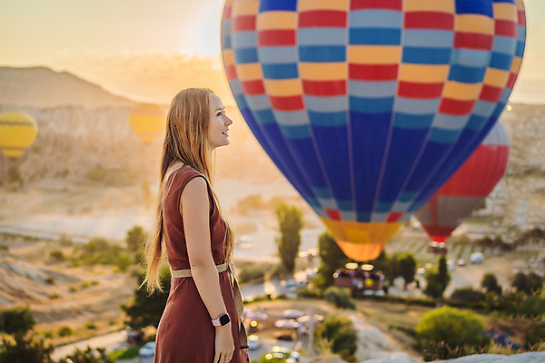 포토 JPG 해외이미지 여자 여행 한명 미소 풍경 성인 야외 옆모습 일몰 로맨틱 열기구 성인여자한명만 튀르키예 해외202309 해외포토 1 아시아 뷰포인트 컨셉 항공교통 표정 사람 노을 여자한명만 성인여자만 파일형식