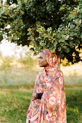 포토 JPG 해외이미지 전통 라이프스타일 옷 행복 종교 문화 포즈 흑인 성공 실내 한명 서기 미소 사람 청춘 뷰티 유행 우주 검은색 목도리 표현 발표 이슬람교 스마트 동쪽 베일 내추럴 아랍어 해외202309 해외포토 서양인 1 잡화 감정 컬러 컨셉 모션 표정 내부 생활 방향 파일형식