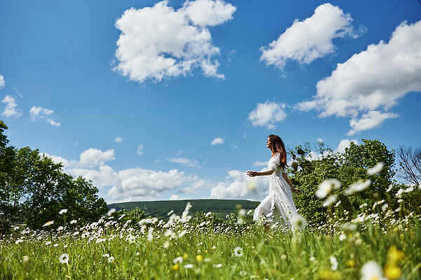 포토 JPG 해외이미지 원피스 여자 꽃밭 하늘 휴식 한명 상반신 성인 옆모습 파란색 평화 성인여자한명만 해외202309 해외포토 1 옷 꽃 뷰포인트 컬러 컨셉 사람 여자한명만 성인여자만 파일형식