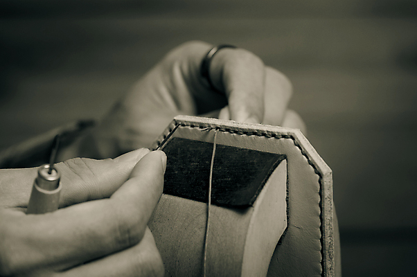 포토 JPG 해외이미지 손 흑백 신체부위 도구 작업 상품 바느질 가죽 오브젝트 수공예 DIY 가죽공예 공예가 소가죽 해외202309 해외포토 촬영기법 사람 취미 공예 파일형식