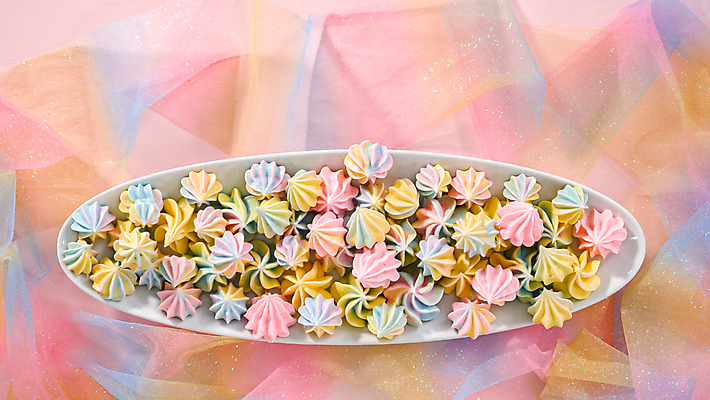 포토 JPG 해외이미지 접시 사람없음 달콤 가득함 홈베이킹 베일 파스텔톤 해외202309 머랭쿠키 해외포토 식기 컬러 쿠키 맛 제빵 머랭 파일형식