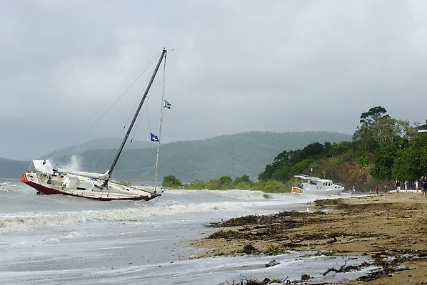 포토 JPG 해외이미지 파도 요트 해변 사람없음 보트 조난 폭풍우 해외202309 해외포토 바다 배_교통 비_날씨 자연재해 파일형식