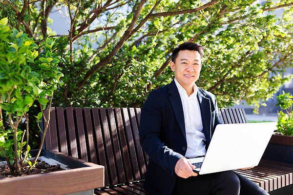 포토 JPG 해외이미지 나무 응시 공원 남자 잎 벤치 한명 들기 앉기 동양인 정장 상반신 성인 야외 노트북 비즈니스맨 출장 화단 성인남자한명만 해외202309 해외포토 식물 1 시선 옷 공공시설 의자 비즈니스 모션 사람 인종 전자제품 직장인 남자한명만 성인남자만 파일형식